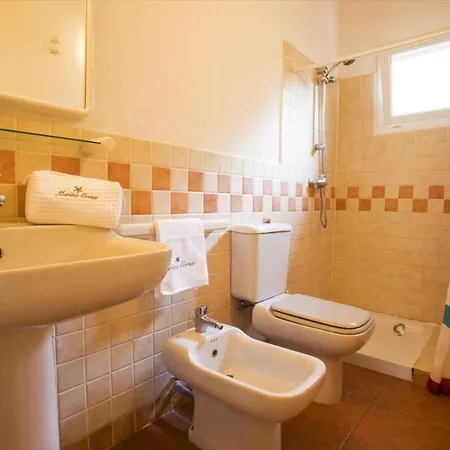 2 Ou 3 People, 150 M Beach, Near