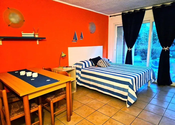 2 Ou 3 People, 150 M Beach, Near *