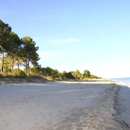 2 Ou 3 People, 150 M Beach, Near