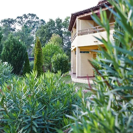 2 Ou 3 People, 150 M Beach, Near