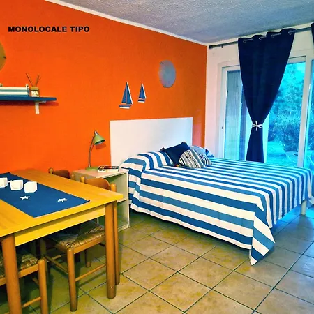 2 Ou 3 People, 150 M Beach, Near