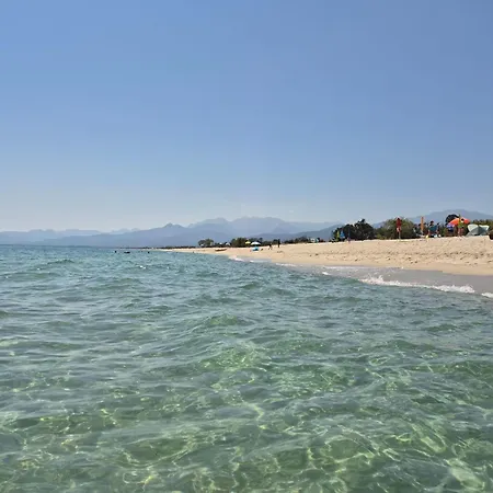 2 Ou 3 People, 150 M Beach, Near