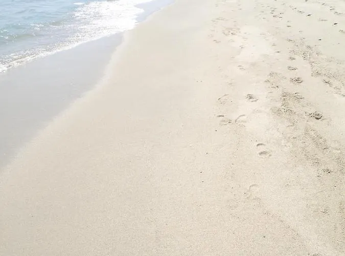 2 Ou 3 People, 150 M Beach, Near