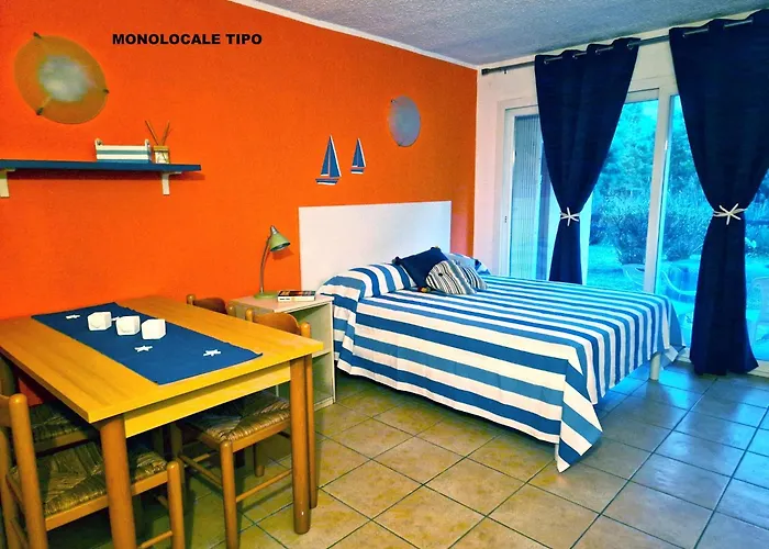 2 Ou 3 People, 150 M Beach, Near