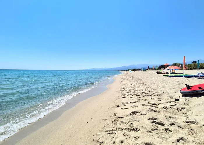 2 Ou 3 People, 150 M Beach, Near